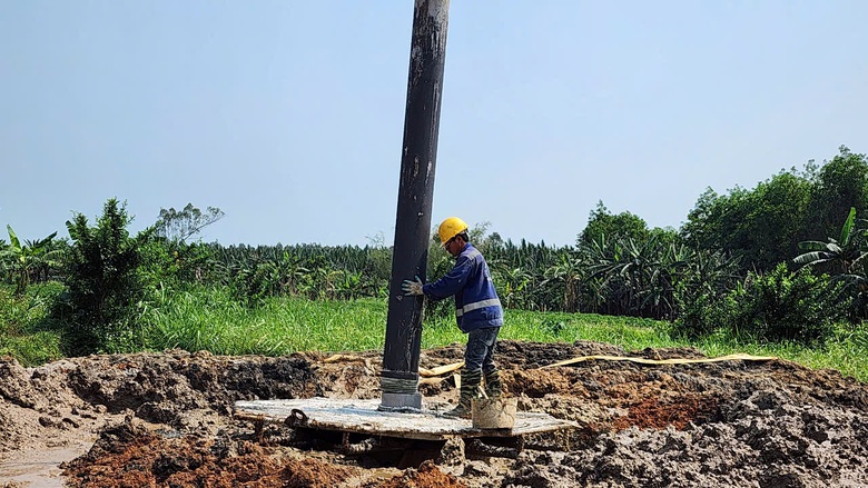 Trời nắng r&aacute;o, dự &aacute;n đường 3.500 tỷ ở Quảng Ng&atilde;i tăng tốc thi c&ocirc;ng- Ảnh 14.