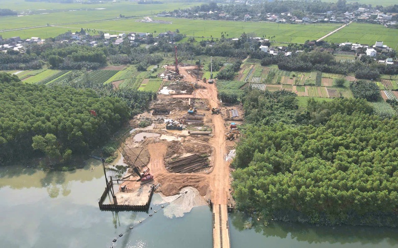 Trời nắng r&aacute;o, dự &aacute;n đường 3.500 tỷ ở Quảng Ng&atilde;i tăng tốc thi c&ocirc;ng- Ảnh 15.