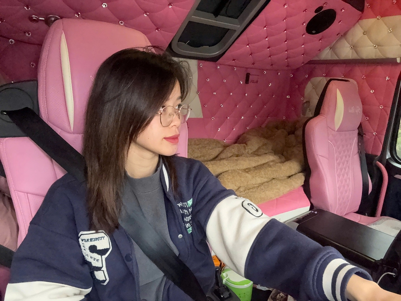 Những “bóng hồng xe tải”- Ảnh 3. Những “bóng hồng xe tải”- Ảnh 3.