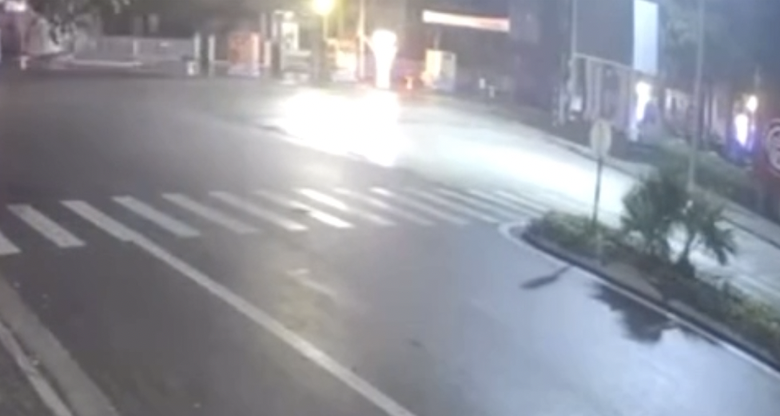 Xe m&aacute;y "kẹp 3" lao v&agrave;o tường r&agrave;o ủy ban huyện, 2 người tử vong- Ảnh 1.