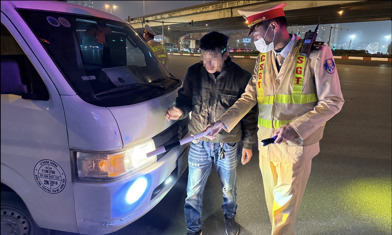 Ngăn xe “độ đèn” tham gia giao thông- Ảnh 1. Ngăn xe “độ đèn” tham gia giao thông- Ảnh 1.