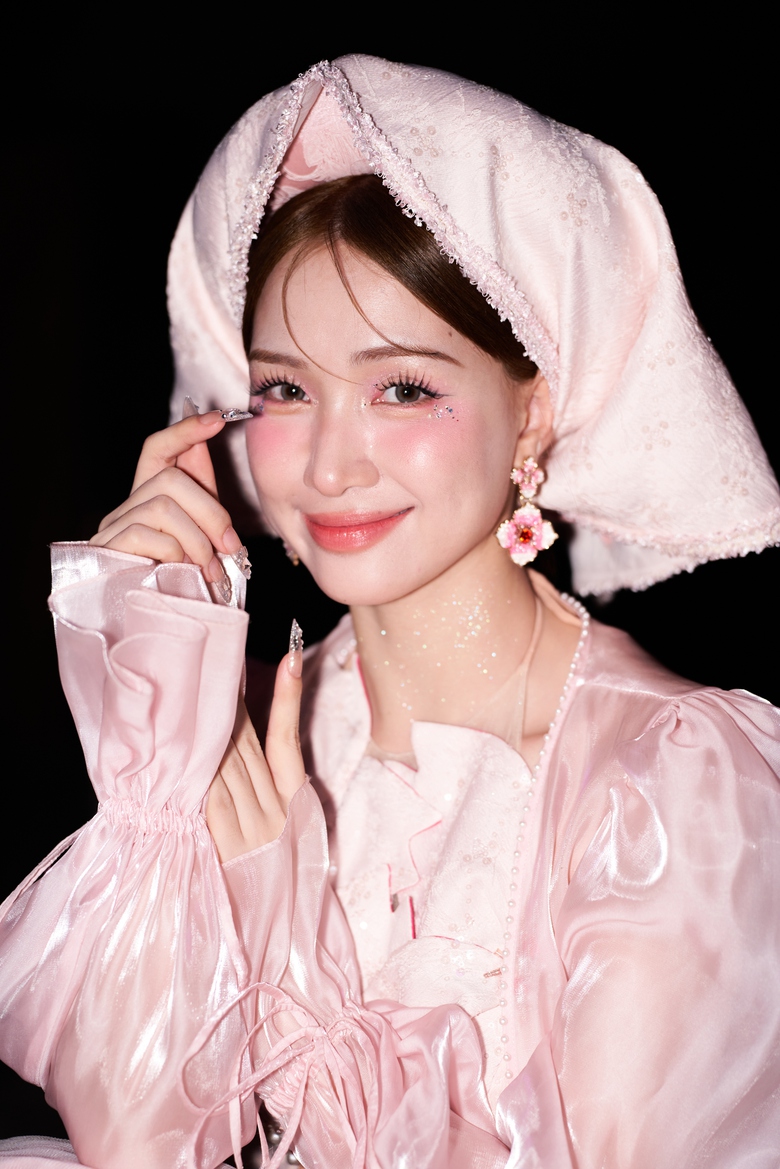 NTK Cao Minh Tiến kể tội H&ograve;a Minzy kh&oacute; t&iacute;nh trong thiết kế trang phục cho MV "Bắc Bling"- Ảnh 11.