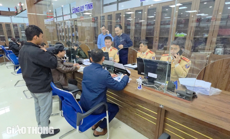 CSGT giải quyết kịp thời h&agrave;ng trăm hồ sơ cấp đổi GPLX sau gần 1 tuần- Ảnh 6.