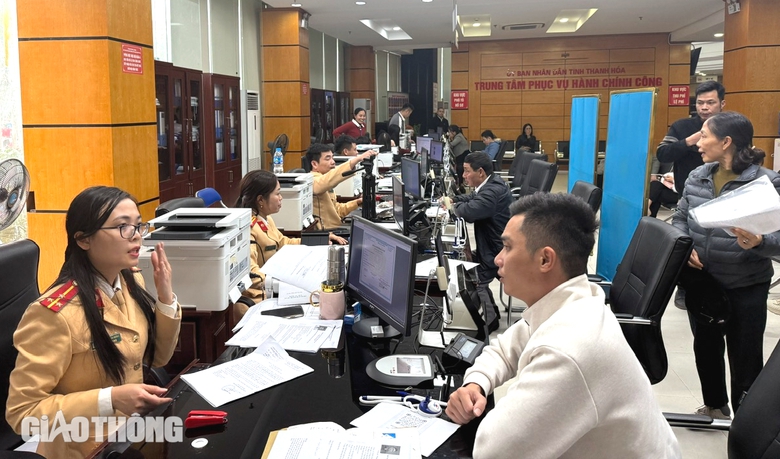 CSGT giải quyết kịp thời h&agrave;ng trăm hồ sơ cấp đổi GPLX sau gần 1 tuần- Ảnh 1.