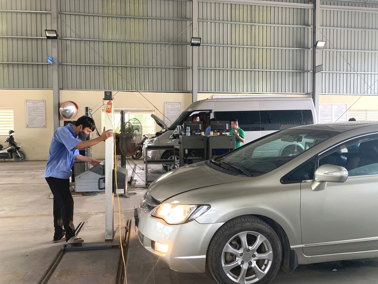 Ngăn xe “độ đèn” tham gia giao thông- Ảnh 2. Ngăn xe “độ đèn” tham gia giao thông- Ảnh 2.