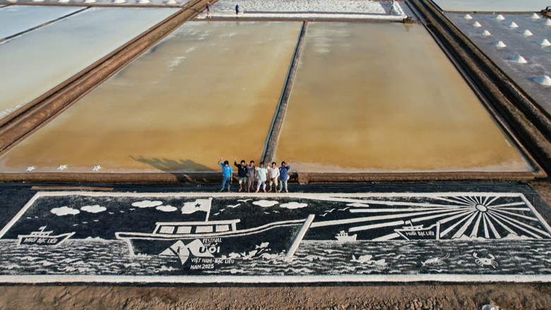 Bức phù điêu làm từ 300kg muối "vươn khơi đón ánh bình minh" ở Bạc Liêu- Ảnh 1. Bức phù điêu làm từ 300kg muối "vươn khơi đón ánh bình minh" ở Bạc Liêu- Ảnh 1.