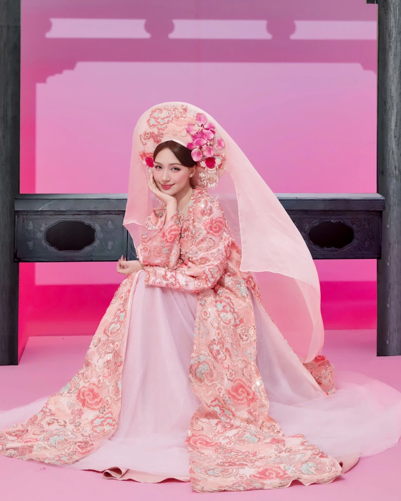 NTK Cao Minh Tiến kể tội H&ograve;a Minzy kh&oacute; t&iacute;nh trong thiết kế trang phục cho MV "Bắc Bling"- Ảnh 4.