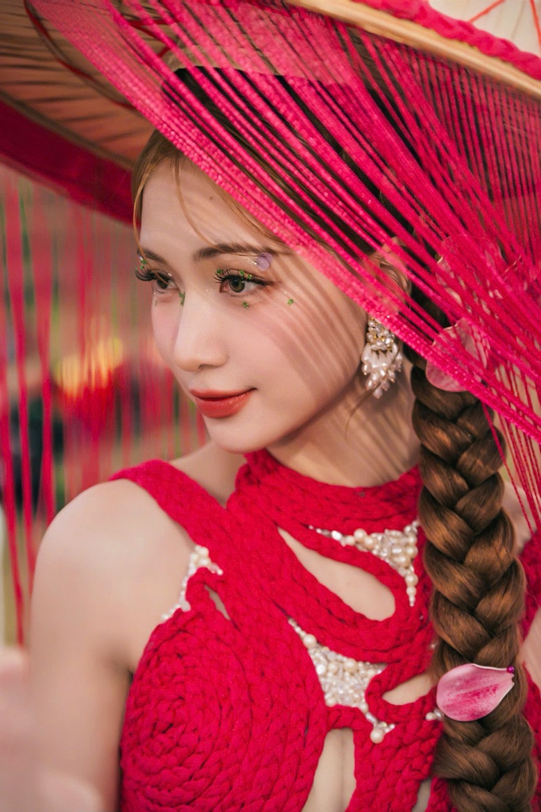 NTK Cao Minh Tiến kể tội H&ograve;a Minzy kh&oacute; t&iacute;nh trong thiết kế trang phục cho MV "Bắc Bling"- Ảnh 8.