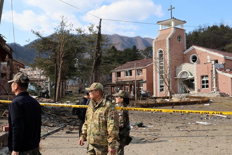 Khoảnh khắc kinh hoàng khi tiêm kích Hàn Quốc thả nhầm bom trúng khu dân cư- Ảnh 2. Khoảnh khắc kinh hoàng khi tiêm kích Hàn Quốc thả nhầm bom trúng khu dân cư- Ảnh 2.