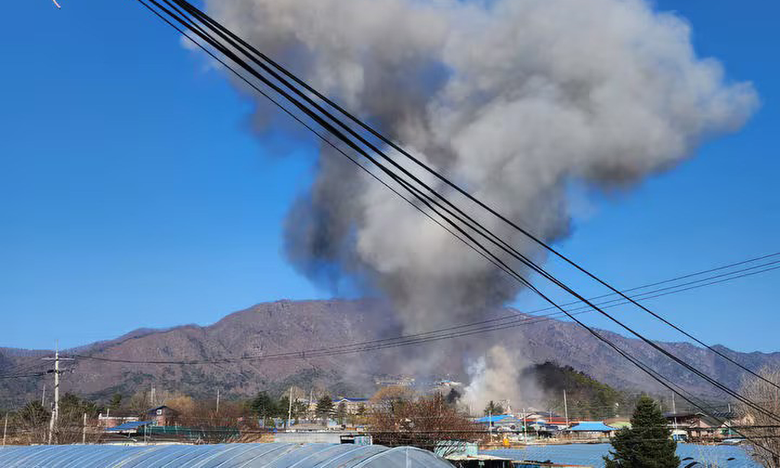 Khoảnh khắc kinh hoàng khi tiêm kích Hàn Quốc thả nhầm bom trúng khu dân cư- Ảnh 5. Khoảnh khắc kinh hoàng khi tiêm kích Hàn Quốc thả nhầm bom trúng khu dân cư- Ảnh 5.