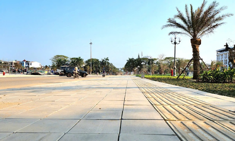 Quảng Ng&atilde;i: Nước r&uacute;t ho&agrave;n th&agrave;nh đường Phạm Văn Đồng v&agrave; quảng trường trăm tỷ- Ảnh 9.