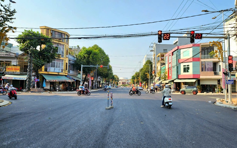 Quảng Ng&atilde;i: Nước r&uacute;t ho&agrave;n th&agrave;nh đường Phạm Văn Đồng v&agrave; quảng trường trăm tỷ- Ảnh 3.