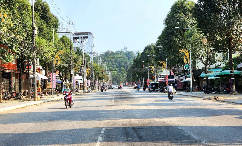 Quảng Ng&atilde;i: Nước r&uacute;t ho&agrave;n th&agrave;nh đường Phạm Văn Đồng v&agrave; quảng trường trăm tỷ- Ảnh 5.