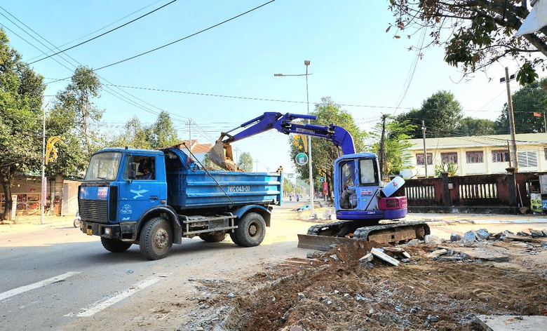 Quảng Ng&atilde;i: Nước r&uacute;t ho&agrave;n th&agrave;nh đường Phạm Văn Đồng v&agrave; quảng trường trăm tỷ- Ảnh 6.