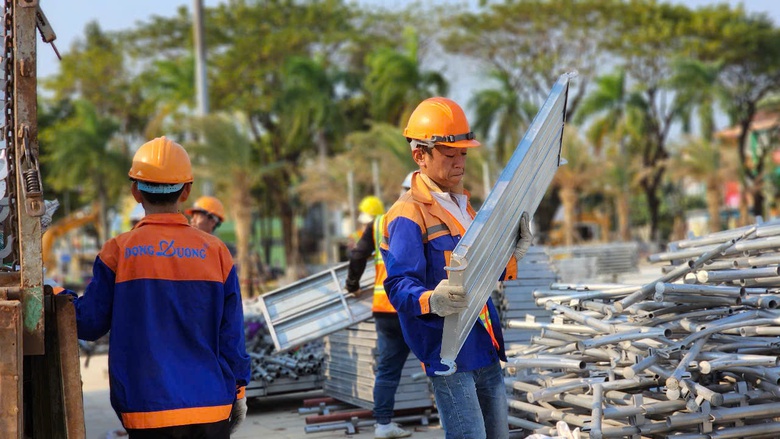 Quảng Ng&atilde;i: Nước r&uacute;t ho&agrave;n th&agrave;nh đường Phạm Văn Đồng v&agrave; quảng trường trăm tỷ- Ảnh 15.