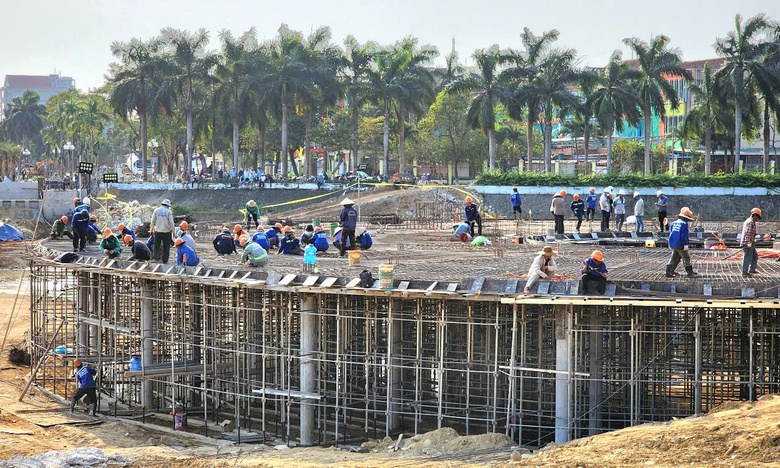Quảng Ng&atilde;i: Nước r&uacute;t ho&agrave;n th&agrave;nh đường Phạm Văn Đồng v&agrave; quảng trường trăm tỷ- Ảnh 13.