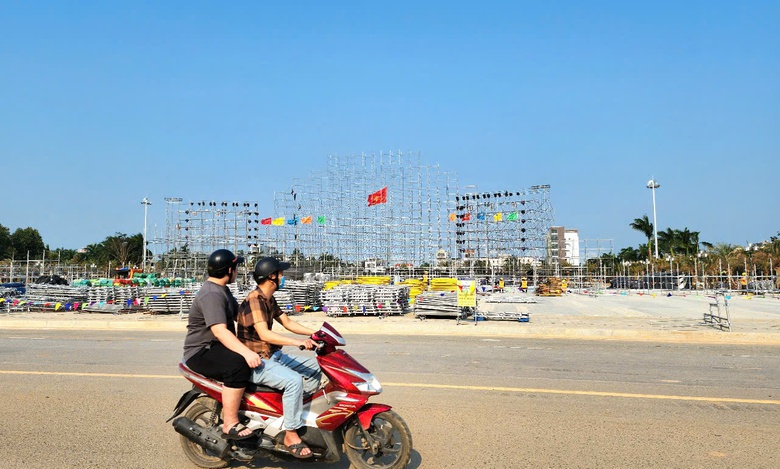 Quảng Ng&atilde;i: Nước r&uacute;t ho&agrave;n th&agrave;nh đường Phạm Văn Đồng v&agrave; quảng trường trăm tỷ- Ảnh 7.