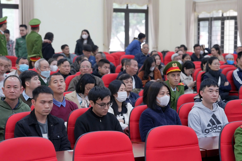 Hơn 100 người dự phi&ecirc;n t&ograve;a lưu động xử vụ đấu gi&aacute; 30 tỷ/m2 đất S&oacute;c Sơn- Ảnh 3.