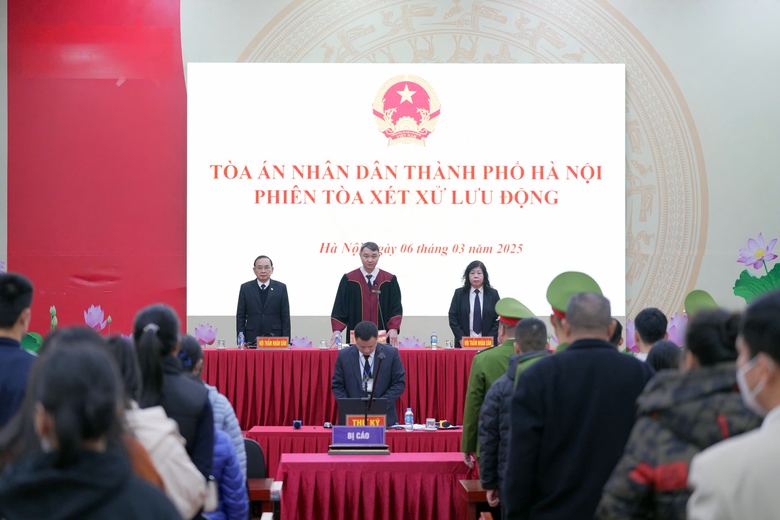 Hơn 100 người dự phi&ecirc;n t&ograve;a lưu động xử vụ đấu gi&aacute; 30 tỷ/m2 đất S&oacute;c Sơn- Ảnh 1.