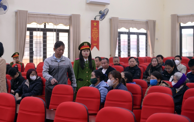 Hơn 100 người dự phi&ecirc;n t&ograve;a lưu động xử vụ đấu gi&aacute; 30 tỷ/m2 đất S&oacute;c Sơn- Ảnh 8.