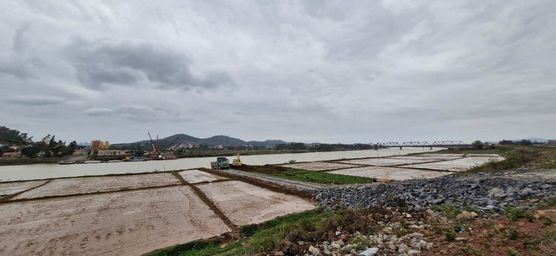 Động thổ cầu Cẩm Lý, xóa sổ cầu đường bộ đi chung với đường sắt ở Bắc Giang- Ảnh 3. Động thổ cầu Cẩm Lý, xóa sổ cầu đường bộ đi chung với đường sắt ở Bắc Giang- Ảnh 3.