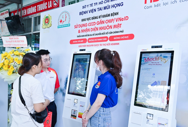 Giảm tải bệnh viện, kh&aacute;m chữa bệnh tiện lợi hơn với Kiosk th&ocirc;ng minh HDBank- Ảnh 1.
