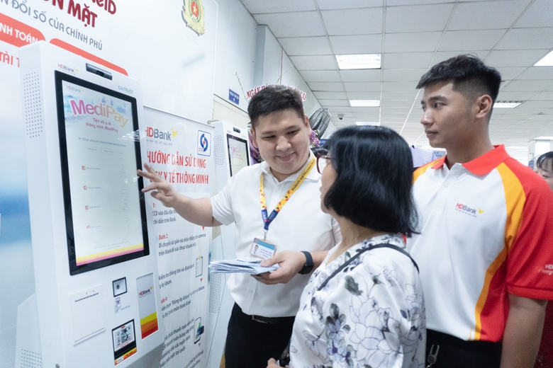 Giảm tải bệnh viện, kh&aacute;m chữa bệnh tiện lợi hơn với Kiosk th&ocirc;ng minh HDBank- Ảnh 2.