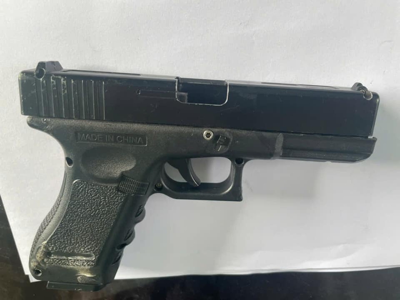 Nh&oacute;m con bạc mang... s&uacute;ng nhựa v&agrave;o nh&agrave; d&acirc;n đ&ograve;i nợ- Ảnh 1.