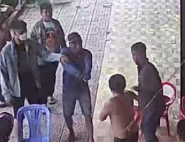 Nh&oacute;m con bạc mang... s&uacute;ng nhựa v&agrave;o nh&agrave; d&acirc;n đ&ograve;i nợ- Ảnh 2.