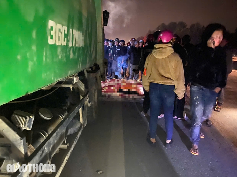T&ocirc;ng v&agrave;o đu&ocirc;i xe chở r&aacute;c, 2 thanh ni&ecirc;n tử vong tại chỗ- Ảnh 1.