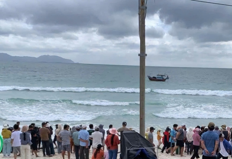 Hơn 100 người tìm kiếm hai học sinh đi tắm mất tích trên biển- Ảnh 1. Hơn 100 người tìm kiếm hai học sinh đi tắm mất tích trên biển- Ảnh 1.