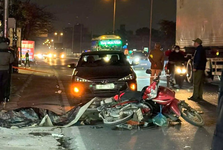 Hiện trường nơi hai chiếc xe m&aacute;y đ&acirc;m nhau l&agrave;m một người tử vong.