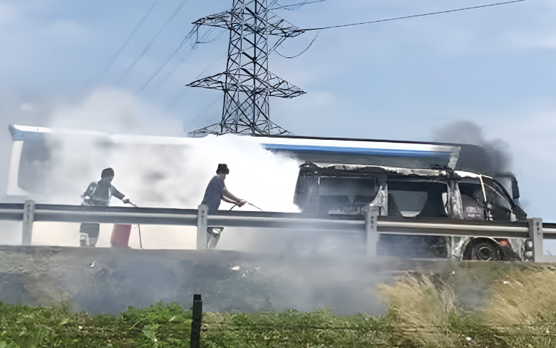 Xe cứu thương cháy ngùn ngụt trên cao tốc- Ảnh 1. Xe cứu thương cháy ngùn ngụt trên cao tốc- Ảnh 1.