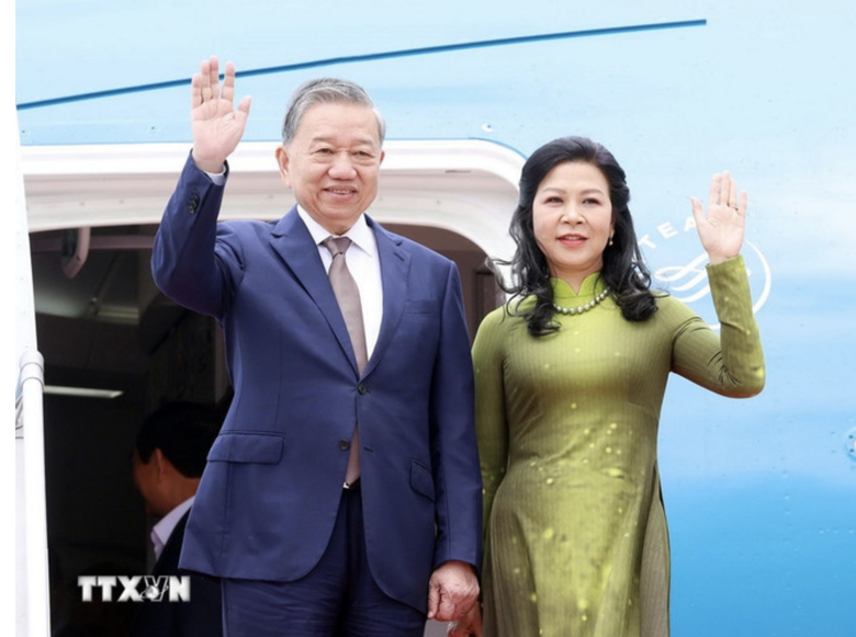 Indonesia bắn đại b&aacute;c ch&agrave;o mừng Tổng B&iacute; thư T&ocirc; L&acirc;m v&agrave; phu nh&acirc;n tới Jakarta- Ảnh 1.