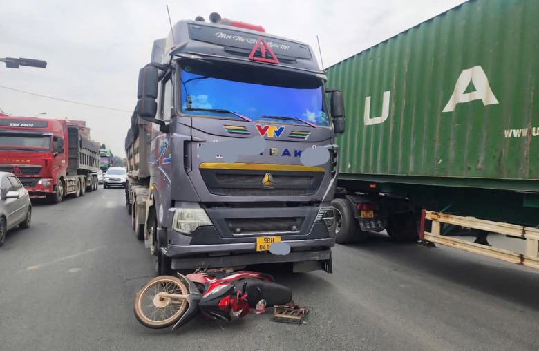 Bị xe đầu k&eacute;o đ&acirc;m từ ph&iacute;a sau, người đ&agrave;n &ocirc;ng đi xe m&aacute;y tử vong tr&ecirc;n QL1A- Ảnh 1.