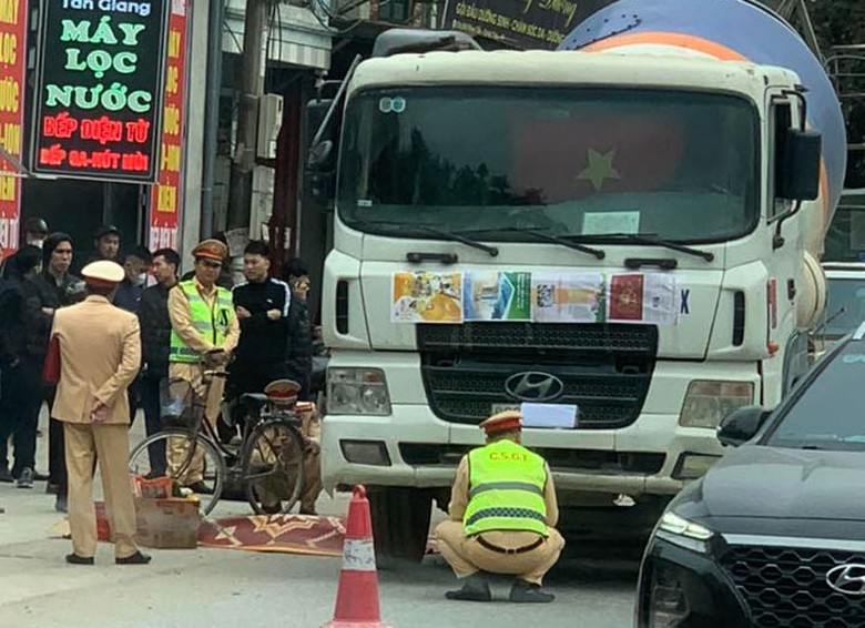 Hiện trường vụ tai nạn khiến người phụ nữ đi xe đạp tử vong tại chỗ.