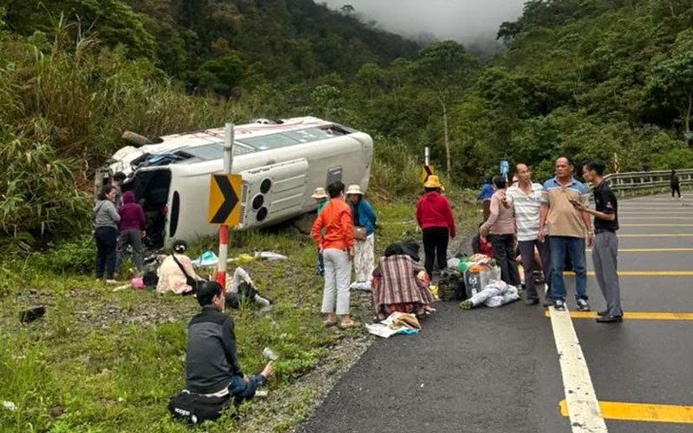 Hiện trường vụ lật xe tr&ecirc;n đ&egrave;o Kh&aacute;nh L&ecirc;.