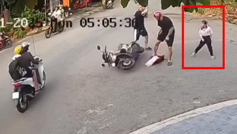 T&agrave;i xế &ocirc; t&ocirc; d&ugrave;ng gậy b&oacute;ng ch&agrave;y đ&aacute;nh tới tấp người đi xe m&aacute;y khai g&igrave;?- Ảnh 1.