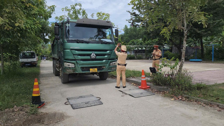 Chở qu&aacute; tải hơn 335%, chủ xe ở Quảng Ng&atilde;i bị phạt 86 triệu đồng- Ảnh 1.