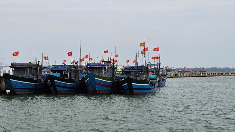 Tàu cá của ngư dân Huế gặp nạn trên đường cứu hộ- Ảnh 1. Tàu cá của ngư dân Huế gặp nạn trên đường cứu hộ- Ảnh 1.