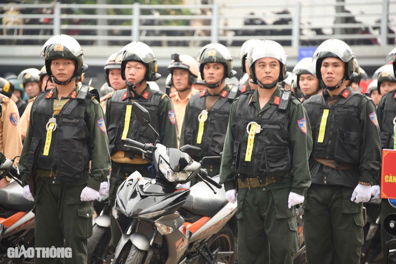 C&ocirc;ng an TP.HCM ra qu&acirc;n trấn &aacute;p tội phạm, ph&aacute;t động đợt thi đua đặc biệt 50 ng&agrave;y đ&ecirc;m- Ảnh 3.