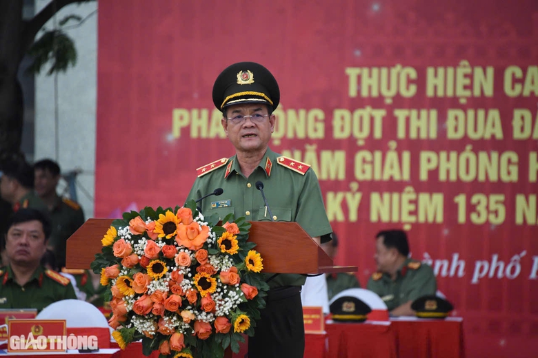 C&ocirc;ng an TP.HCM ra qu&acirc;n trấn &aacute;p tội phạm, ph&aacute;t động đợt thi đua đặc biệt 50 ng&agrave;y đ&ecirc;m- Ảnh 1.