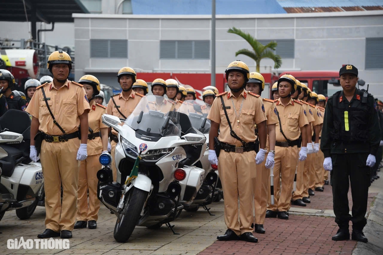C&ocirc;ng an TP.HCM ra qu&acirc;n trấn &aacute;p tội phạm, ph&aacute;t động đợt thi đua đặc biệt 50 ng&agrave;y đ&ecirc;m- Ảnh 2.