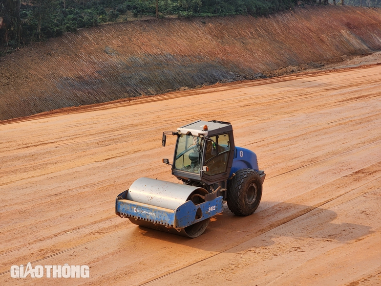 C&ograve;n 10 th&aacute;ng để c&aacute;n đ&iacute;ch, cao tốc Tuy&ecirc;n Quang - H&agrave; Giang hiện thi c&ocirc;ng ra sao?- Ảnh 3.