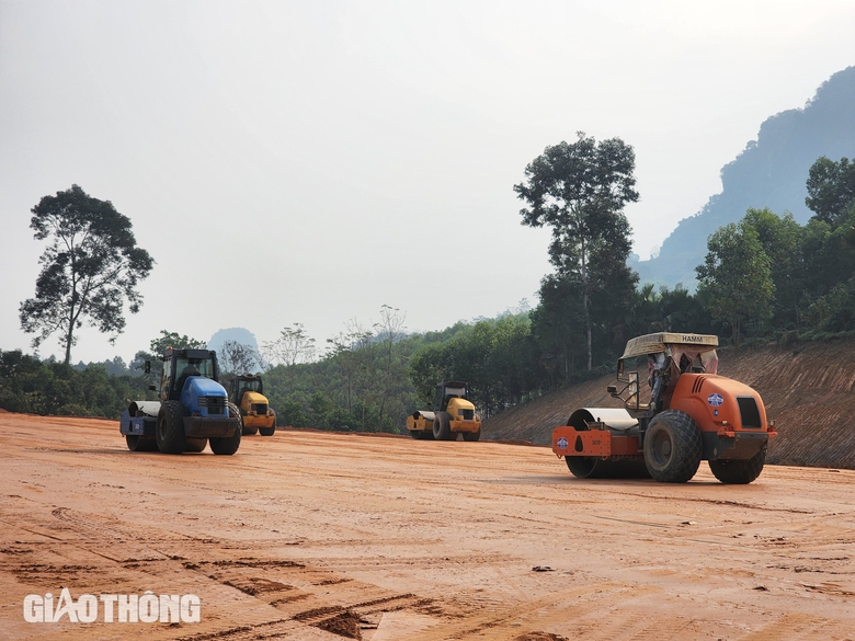 C&ograve;n 10 th&aacute;ng để c&aacute;n đ&iacute;ch, cao tốc Tuy&ecirc;n Quang - H&agrave; Giang hiện thi c&ocirc;ng ra sao?- Ảnh 1.