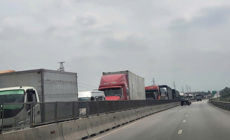 Xe tải lật nghi&ecirc;ng chắn ngang cao tốc Nghi Sơn - Diễn Ch&acirc;u sau khi va chạm xe container- Ảnh 2.