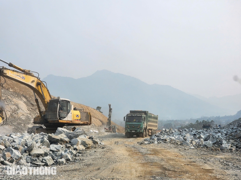 C&ograve;n 10 th&aacute;ng để c&aacute;n đ&iacute;ch, cao tốc Tuy&ecirc;n Quang - H&agrave; Giang hiện thi c&ocirc;ng ra sao?- Ảnh 4.