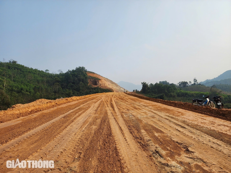 C&ograve;n 10 th&aacute;ng để c&aacute;n đ&iacute;ch, cao tốc Tuy&ecirc;n Quang - H&agrave; Giang hiện thi c&ocirc;ng ra sao?- Ảnh 5.