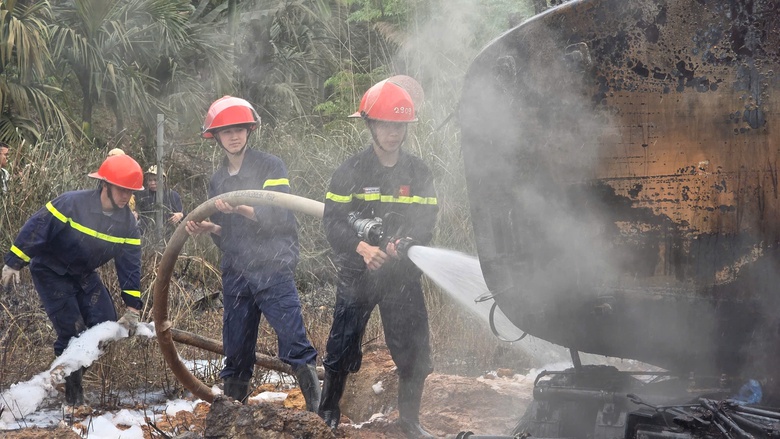 Nguy&ecirc;n nh&acirc;n ban đầu vụ ch&aacute;y xe bồn tr&ecirc;n cao tốc Nội B&agrave;i - L&agrave;o Cai khiến t&agrave;i xế tử vong- Ảnh 1.