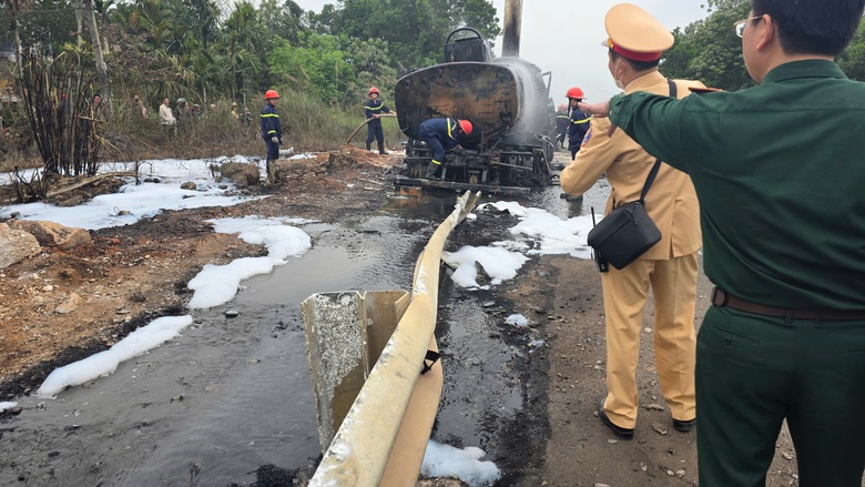 Nguy&ecirc;n nh&acirc;n ban đầu vụ ch&aacute;y xe bồn tr&ecirc;n cao tốc Nội B&agrave;i - L&agrave;o Cai khiến t&agrave;i xế tử vong- Ảnh 4.